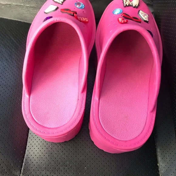 Kids Pink Crocs with Fun Charms size 6 - Picture 5 of 6